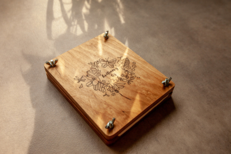 Květinový lis z překližky s autorskou ilustrací