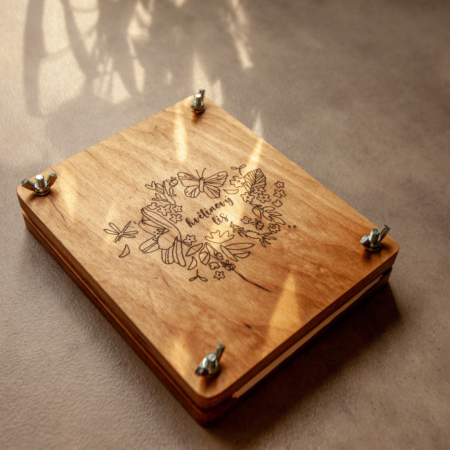 Květinový lis z překližky s autorskou ilustrací